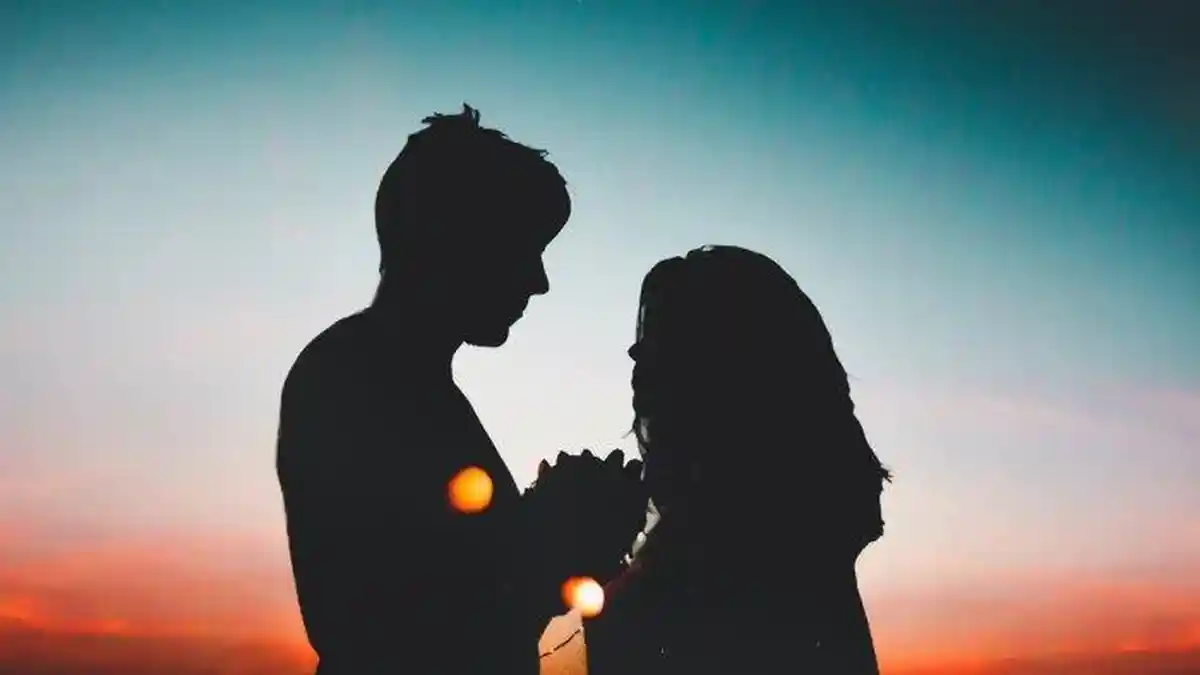 Arti Mimpi Dicium Laki-laki yang Bikin Baper dan Penuh Makna