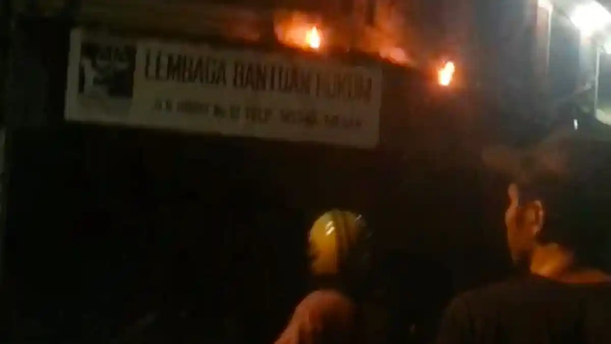 Detik-detik Video Saat Insiden Terjadi, Kantor LBH Medan Dilempar Bom Molotov oleh OTK