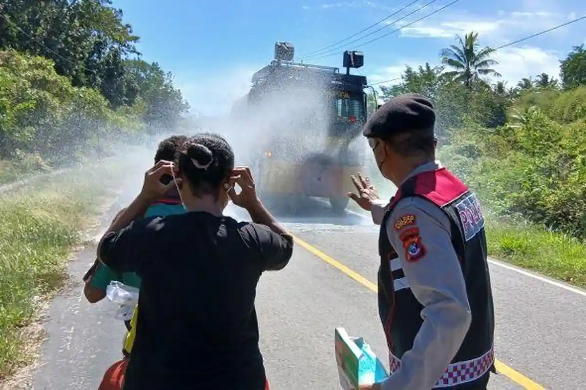 Polres Sikka untuk Lewotobi: Aparat Keamanan Terjun Bagikan Masker hingga Siram Abu Vulkanik