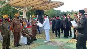 helldy-kasih-piagam-ke-veteran.jpg