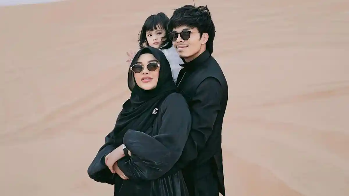 5 Potret Aurel Hermansyah dan Keluarga di Padang Pasir Dubai, Outfit Serba Hitam Disorot