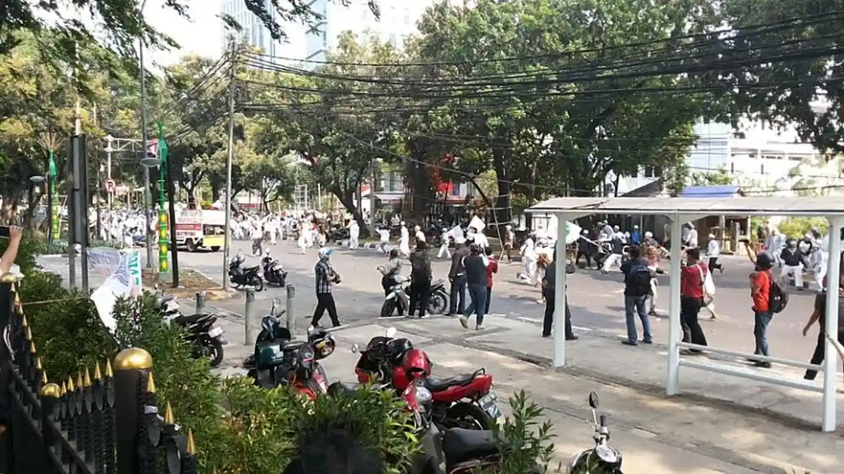 Aksi Unjuk Rasa Ricuh, Gerindra Bela FPI dan Salahkan Ahok