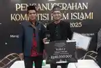 Sutradara-asal-Sumatera-Utara-Wenz-Irawan-kanan-menerima-penghargaan.jpg