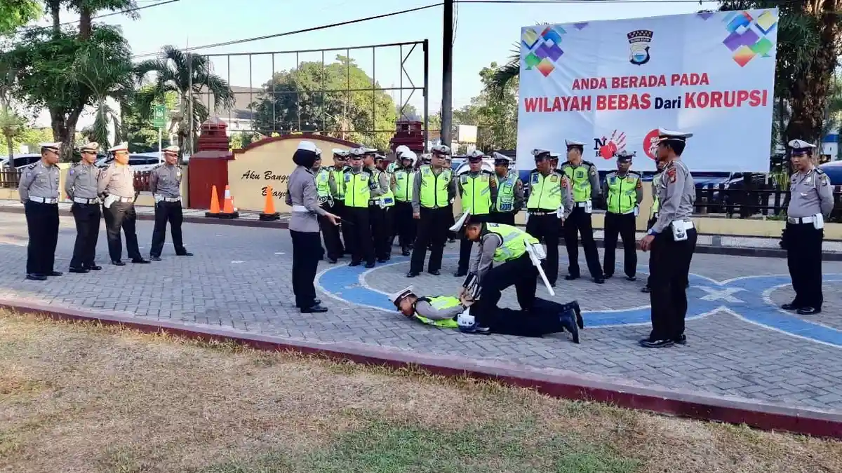 Sat Lantas Polres Maros Latihan Drill Senam Tongkat dan Borgol, Ini Tujuannya