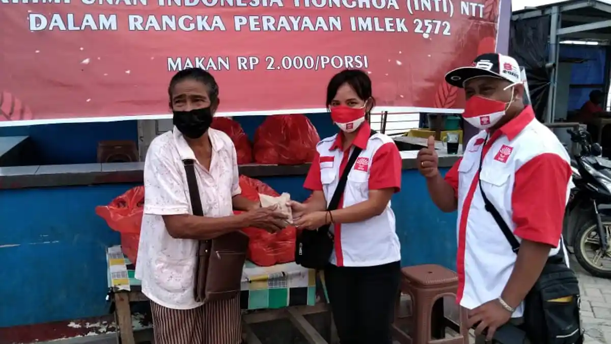 INTI NTT Kembali Berbagi Makan Siang Rp 2.000 di Pasar Oesapa