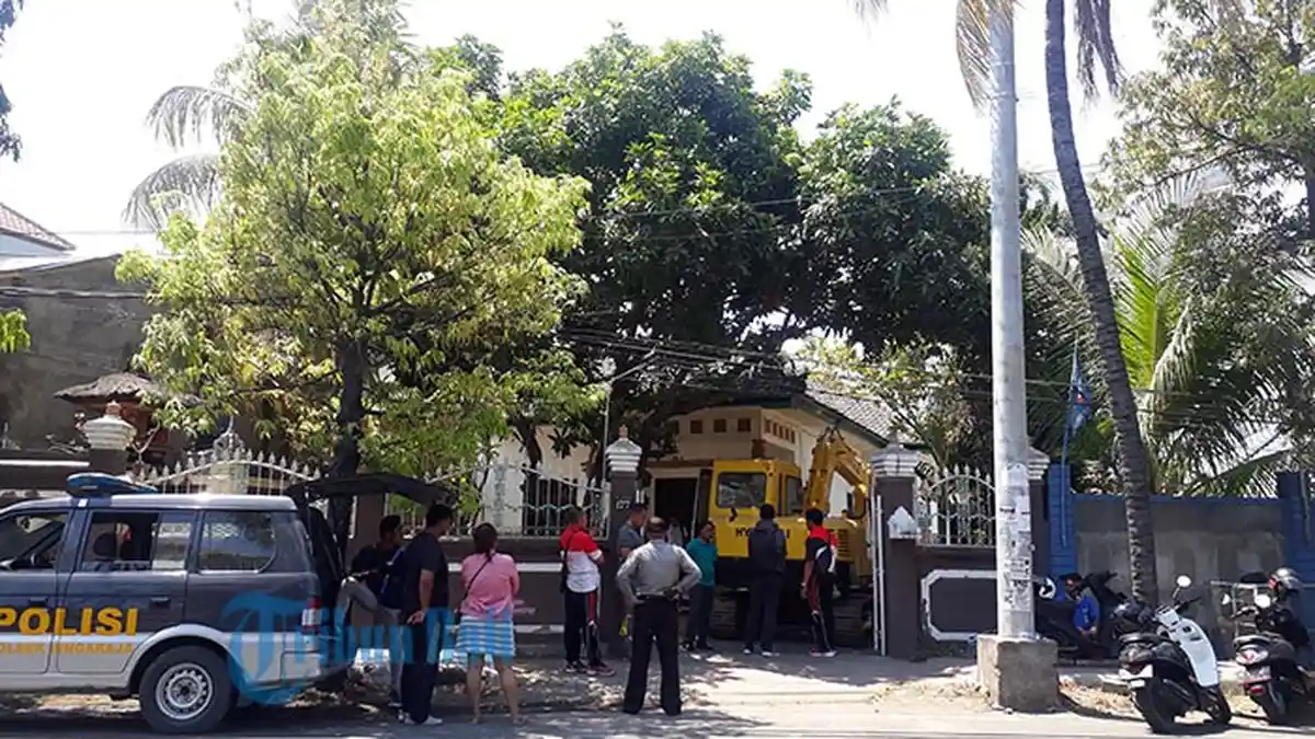 10 Pria Tak Dikenal Datang dan Rusak Rumah Gede Widiantara Sampai Bawa 1 Unit Alat Berat Ini