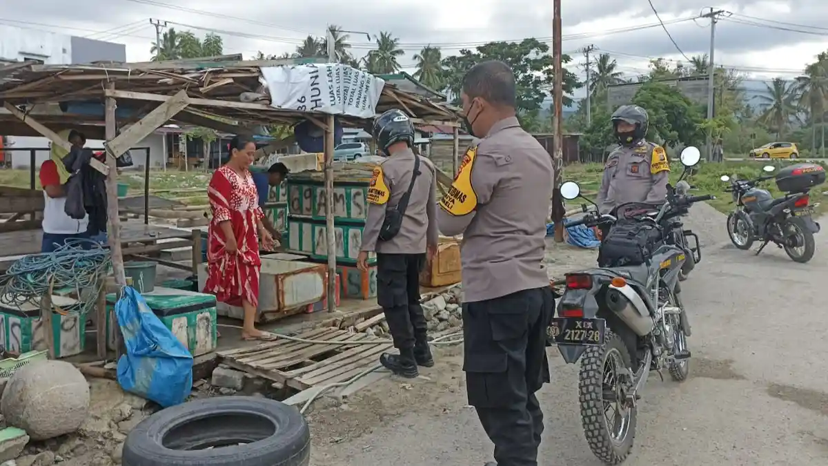 Polisi di Palu Antar Jemput Warga Untuk Divaksinasi Covid-19
