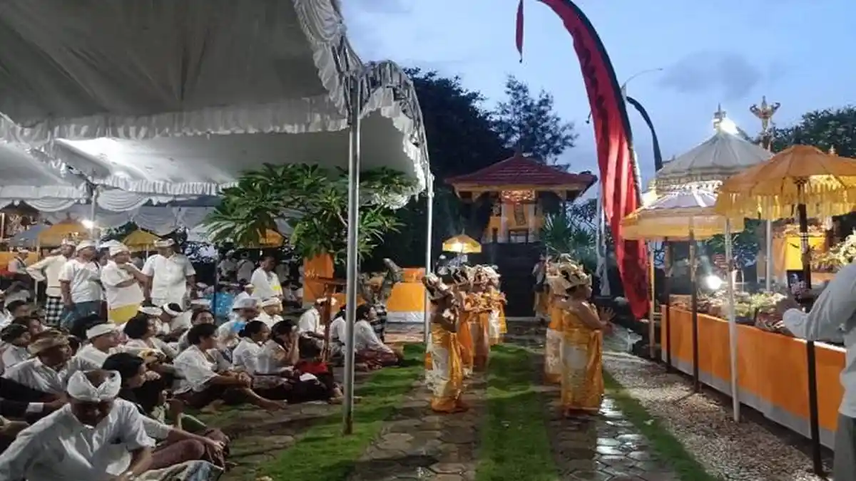 Perayaan Galungan di Kota Kupang, Hujan Deras Tak Halangi Semangat Para Penari Tarian Rejang Dewa