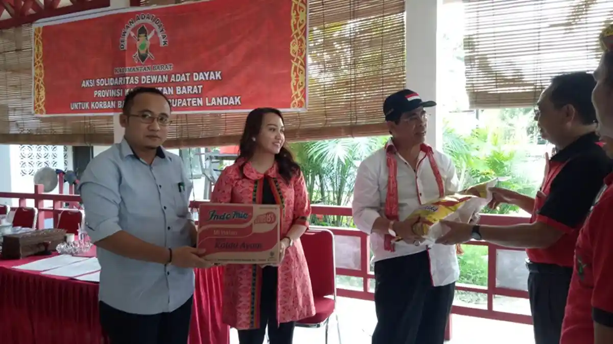 Peduli Sesama, DAD Kalbar Beri Bantuan Kepada Korban Banjir Landak