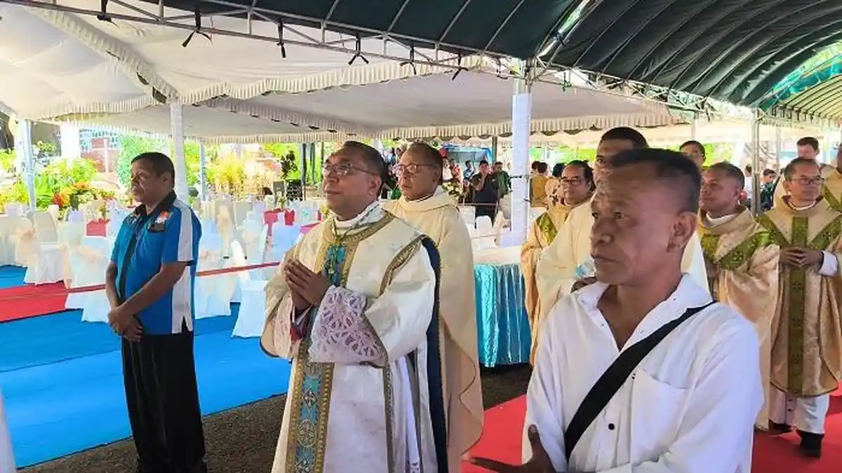 Misa Tahbisan Uskup Larantuka Mgr. Yohanes Hans Monteiro berlangsung Khusuk