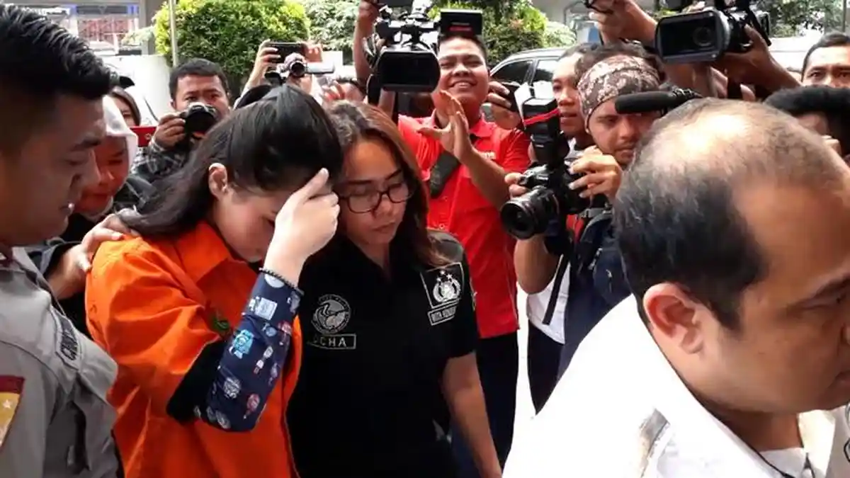 Tidak Cengengesan dan Tertawa, Jennifer Dunn Menunduk Saat ke Puslabfor