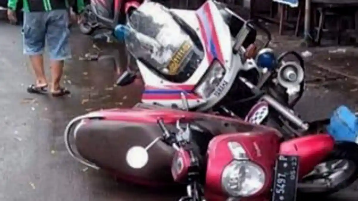 Motor Voorijder Polisi Seruduk Motor Pak Guru di Jl Jayanegara Mojokerto