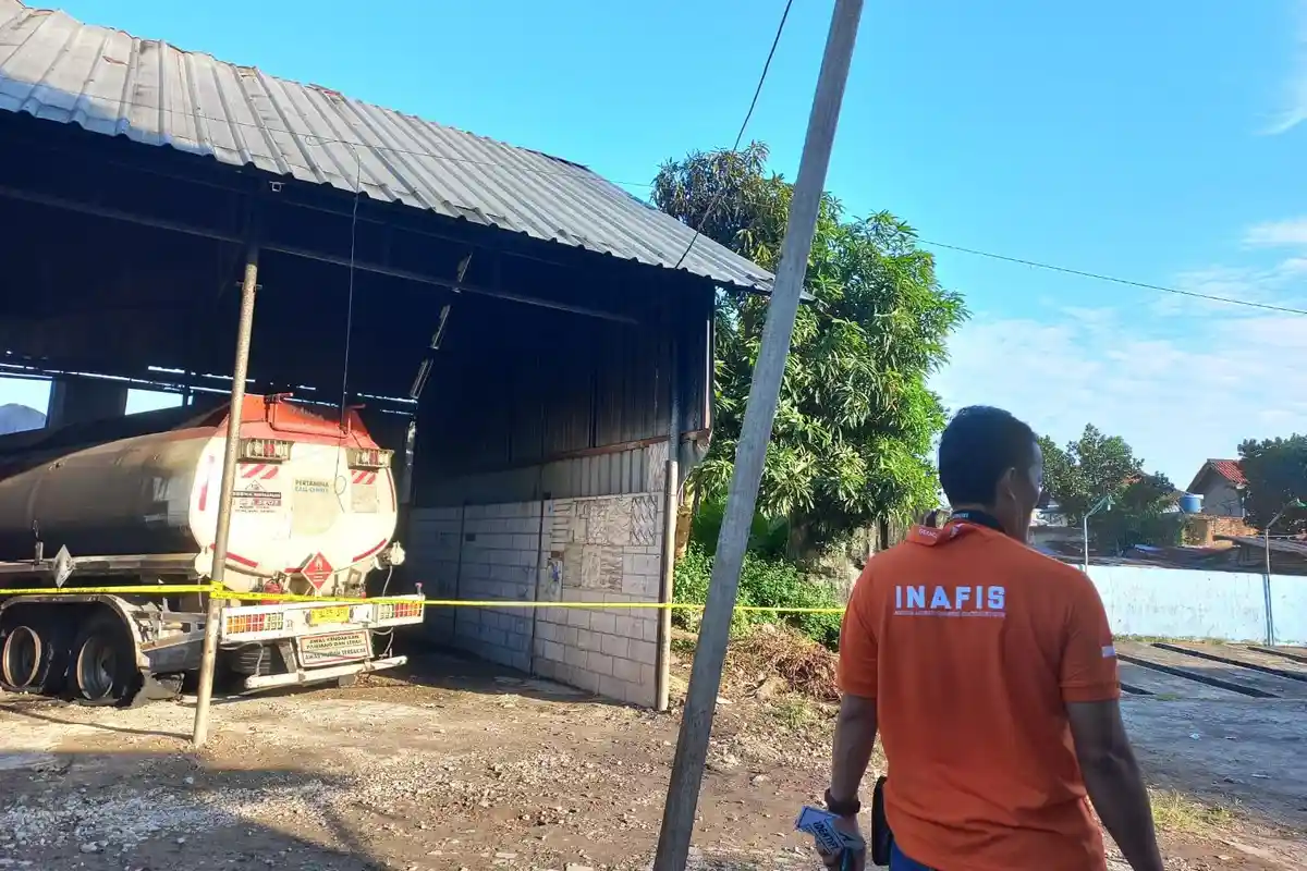 Truk Tangki BBM Kebakaran Tewaskan Sopir, Polisi Turunkan Tim Puslabfor Polda Sumsel