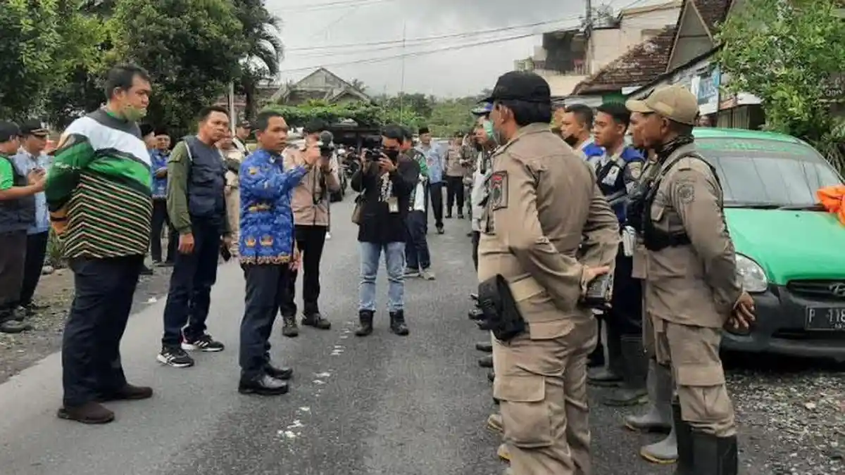 Jalan Baru Diperbaiki Mulai Rusak, Bupati Lumajang Gembok Portal agar Tak Dilintasi Truk Pasir