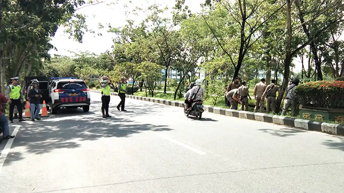 BREAKING NEWS - Satlantas dan Satpol PP Kubu Raya Bongkar Penyeberangan Tempat Memutar Ilegal