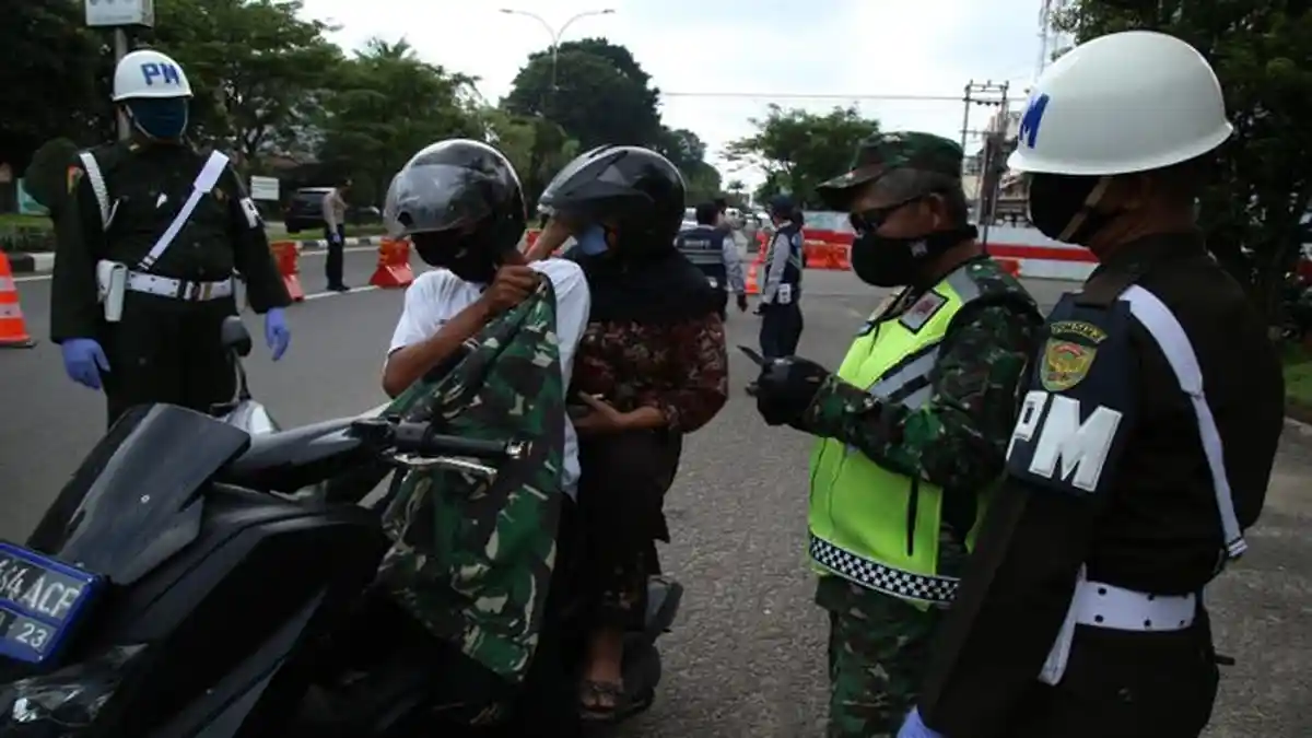 Lewati Razia PSBB, Seorang Pengendara Motor Pakai Jaket Tentara Distop dan Diminta Melepas Jaketnya