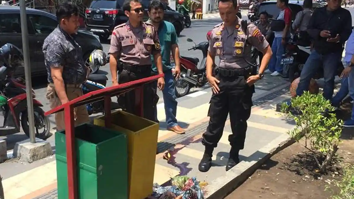 BREAKING NEWS : Tukang Rujak di Semarang Temukan Cairan Darah Menetes dari Tempat Sampah