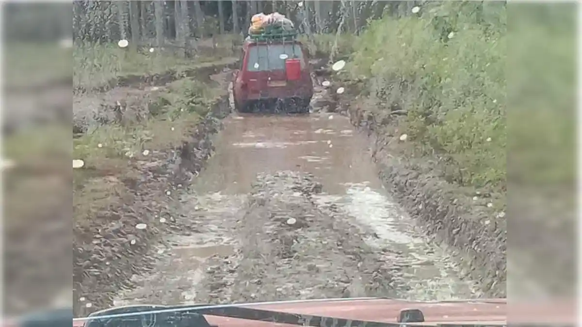 Jalan di Kecamatan Kepala Madan Memprihatinkan, Warga Terpaksa Terobos Kubangan Lumpur