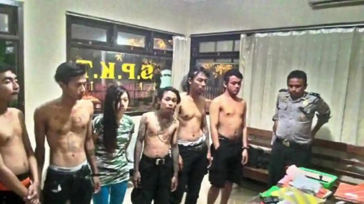 Gadis Bau Kencur Pesta Miras Bersama 6 Cowok di Poskamling