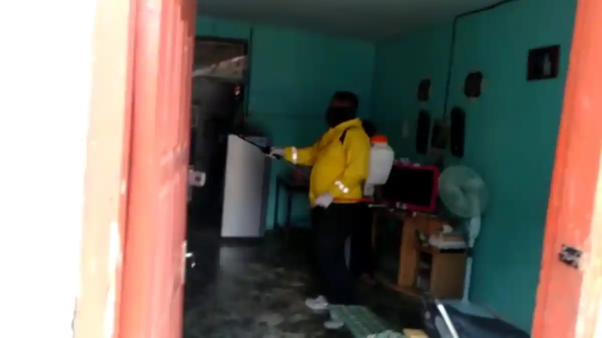 Tim Gugus Tugas Covid-19 Batanghari Semprot Disinfektan di Rumah Pasien Positif Rapid Test