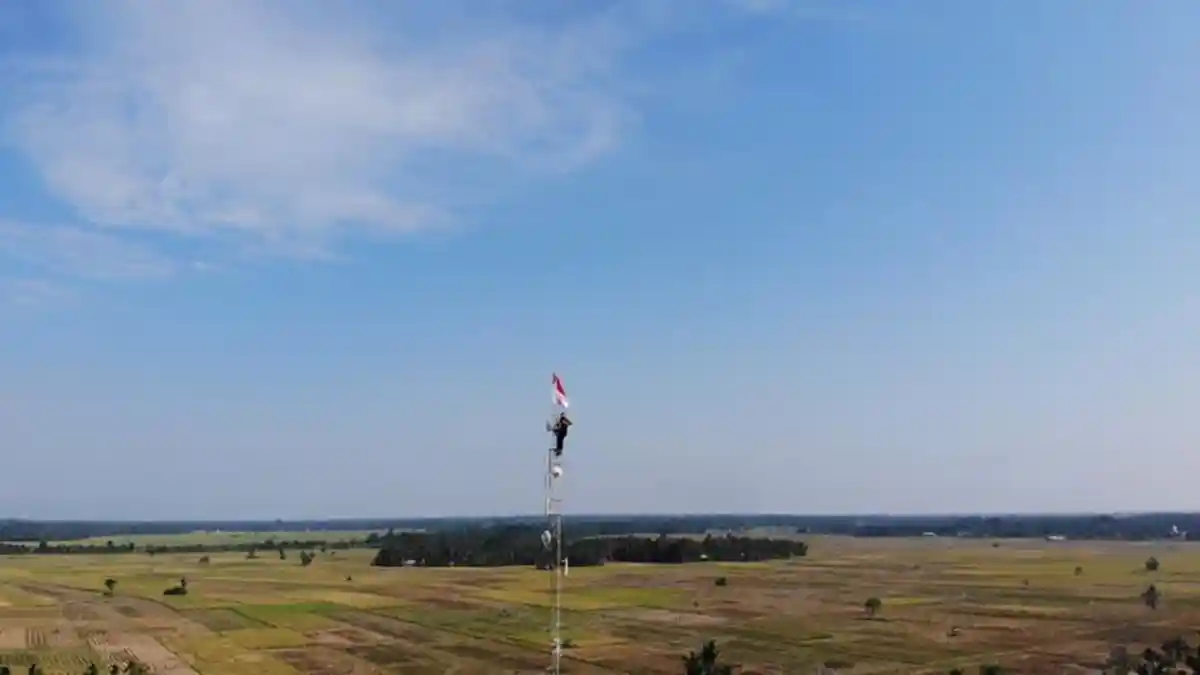Panjat Tower Setinggi 60 Meter, Bintara Polisi Aceh Utara Sukses Kibarkan Bendera Merah Putih