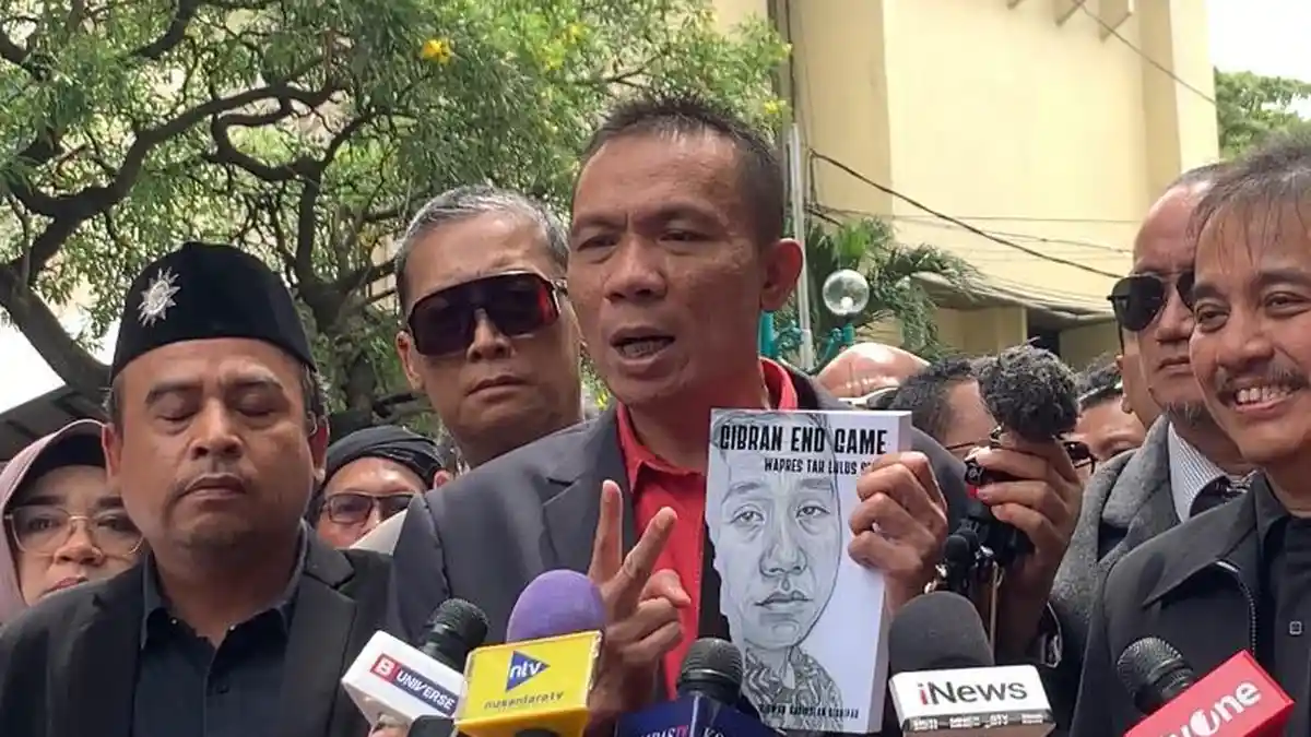 Sebelum Diperiksa Polisi, Rismon Sianipar Bawa Buku 'Gibran End Game: Wapres Tak Lulus SMA'