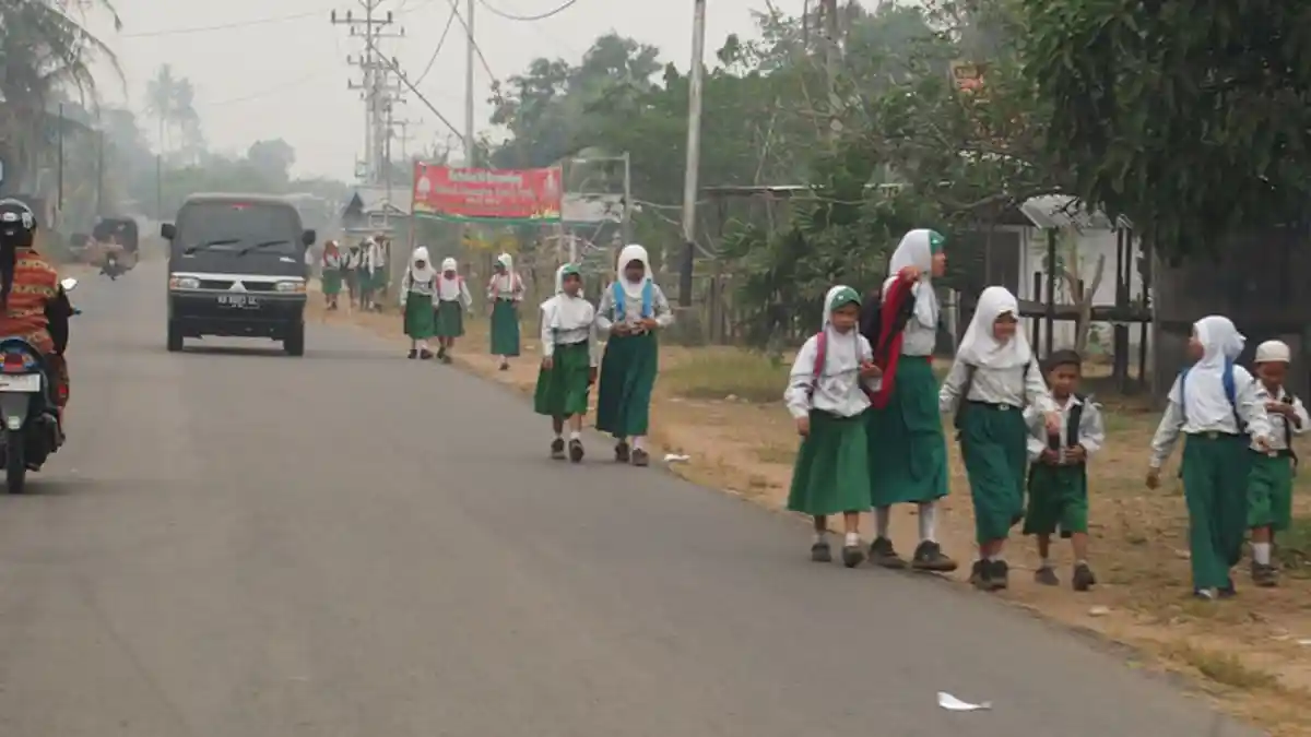 Artha Graha Peduli Beri Bantuan Kepada Korban Asap