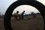 Bocah Bermain di Kanak Banjir Barat yang Kering
