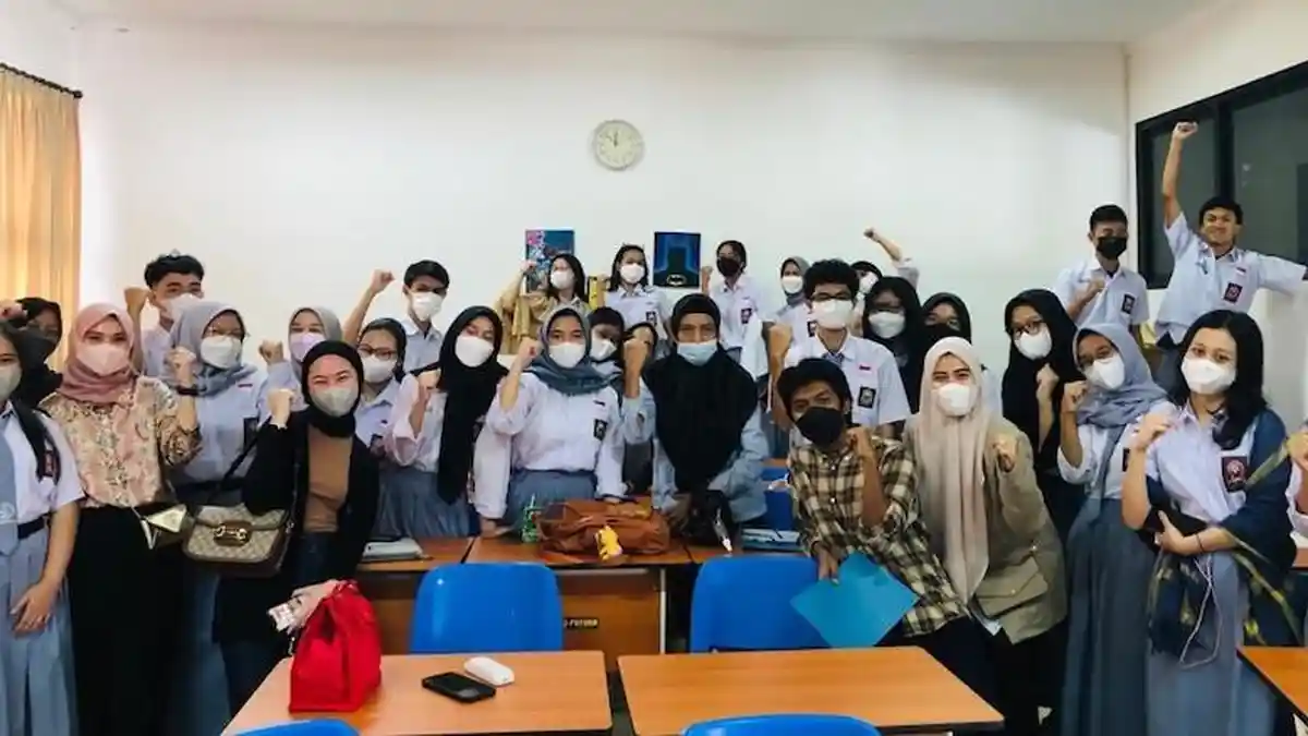 SMA Labschool Gelar Job Experience Sharing bertema My Choice is My Future