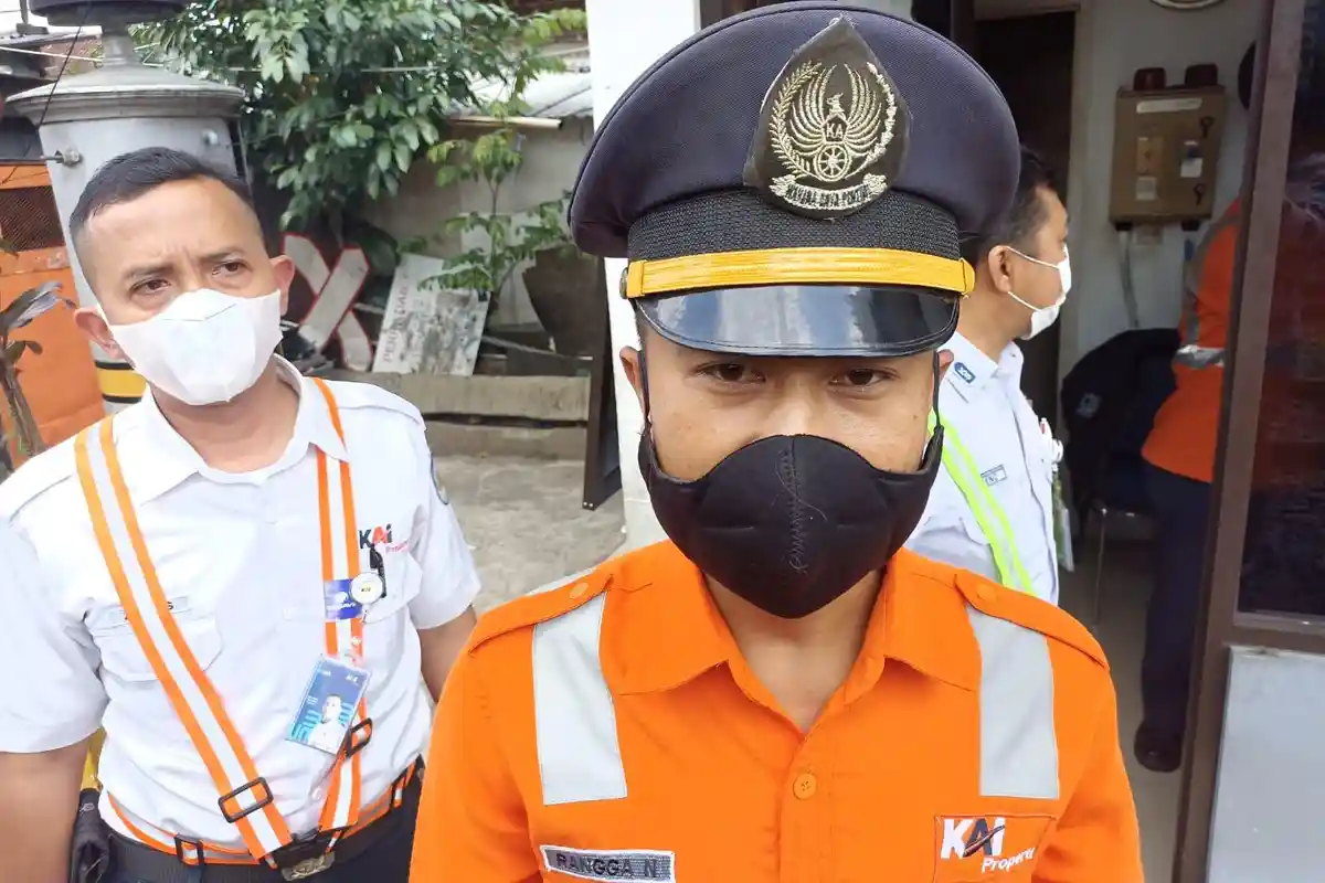 Viral Video Petugas Perlintasan KA Selamatkan Pedagang Asongan yang Hampir Tertabrak Kereta Api