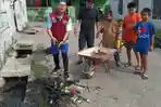 Cegah Banjir, Ketua RT 001 dan Warga Mannuruki Masuk Selokan‎ Angkat Sampah Plastik