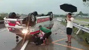 kecelakaan-ambulance-tol-jombang.jpg