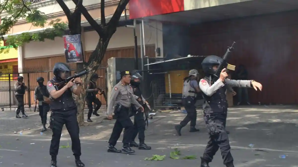 Pascabentrok di Gedung Milik Litha& Co, Gas Air Mata Masih Terasa di Jl Gunung Merapi