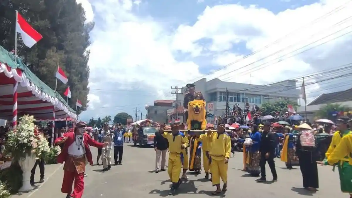 Kesenian Sunda Ramaikan Parade Kemerdekaan HUT ke-79 RI di Kabupaten Karo