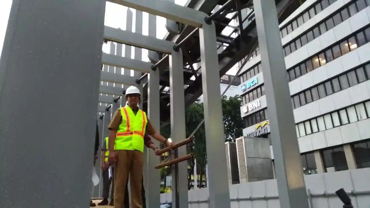 Anies Tinjau JPO Baru Ratu Plaza yang Anggarannya Rp 17,4 Miliar