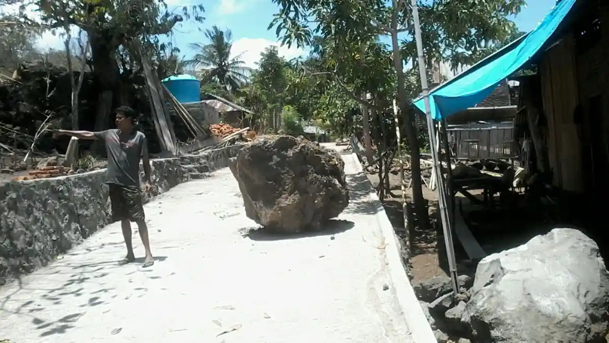 FOTO! Inilah Kondisi Korban dan Desa di Lembata yang Diguncang Gempa. Jalan Raya Ditutupi Bebatuan