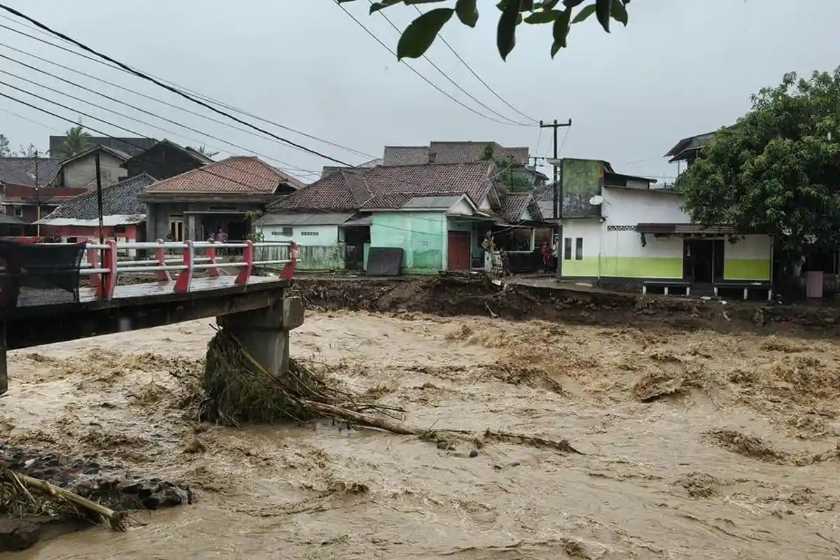 Bukti Ngerinya Banjir Bandang di Cisolok Sukabumi, Jembatan Beton sampai Putus