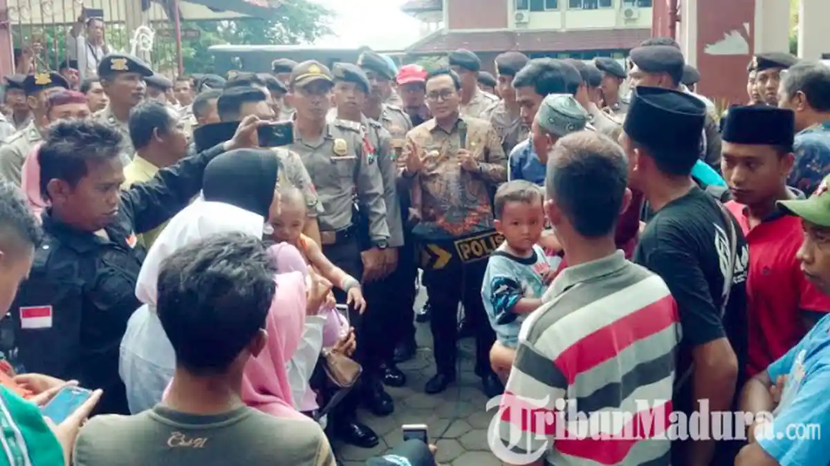 Protes Kebijakan Kebijakan Bupati Pamekasan, PKL Monumen Arek Lancor Kembali Turun ke Jalan
