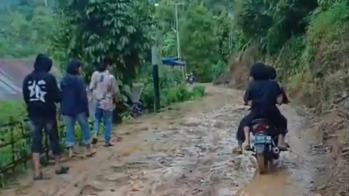 Jalan Rusak di Desa Terasa Sinjai Mulai Diperbaiki