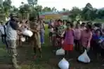 Satgas TMMD Kodim 1709 Bagikan Bibit Tanaman dan Sembako