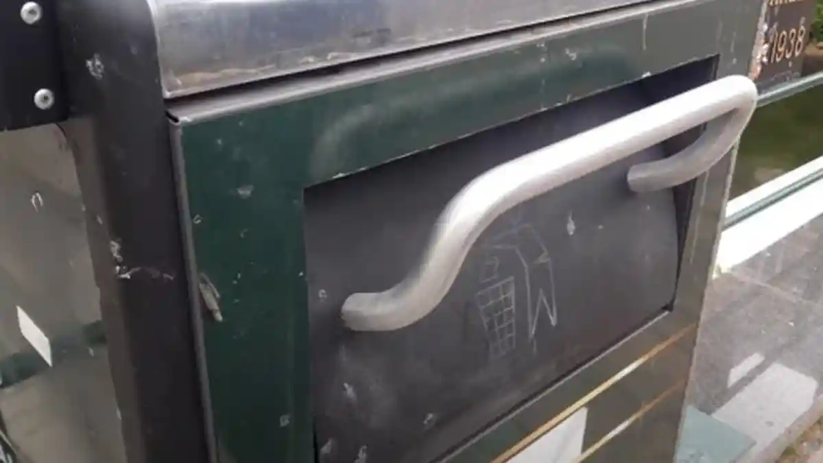 Warga Kaget saat Mendengar Suara Wanita Mendesah di Tong Sampah, Ada yang Sedang Begituan?