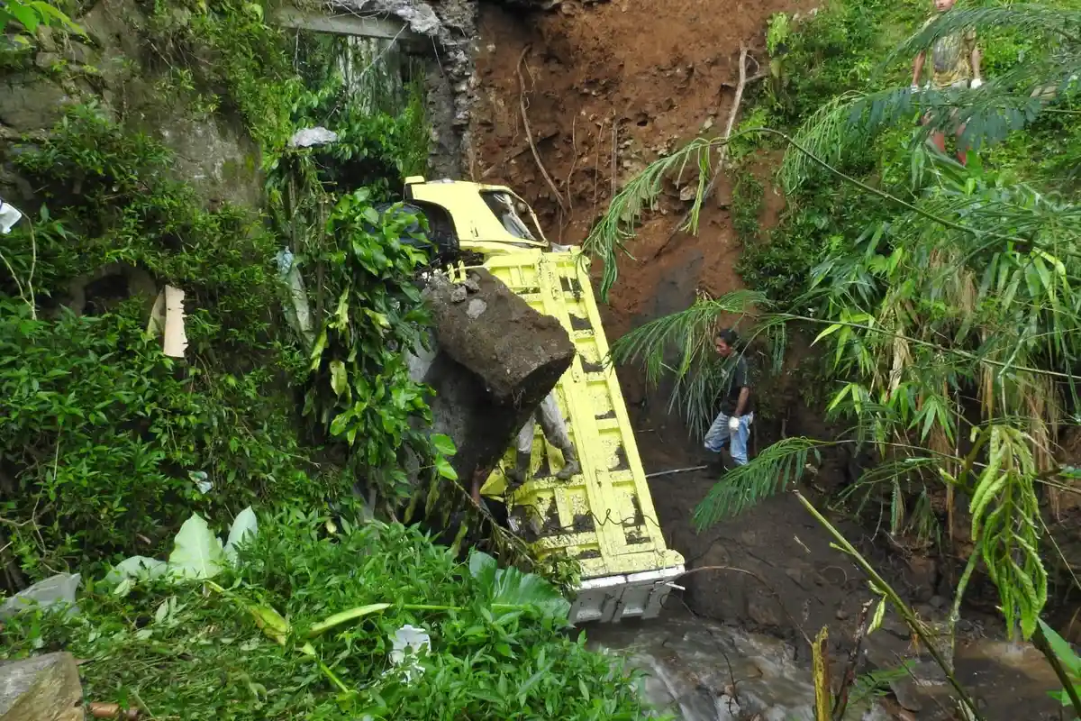 Detik-detik Truk Bermuatan Pasir Terjun ke Sungai di Banjarnegara, Bermula dari Jembatan Ambrol