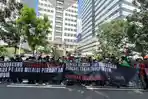 AKSI-DI-DEPAN-MK-SOAL-PELAKU-PENYIRAMAN-AIR-KERAS-ANDRIE-YUNUS.jpg