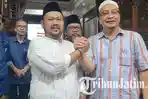 Fandi-Akhmad-Yani-dan-Asluchul-Alif-bergandengan-tangan-di-Pilkada-Gresik-2024.jpg