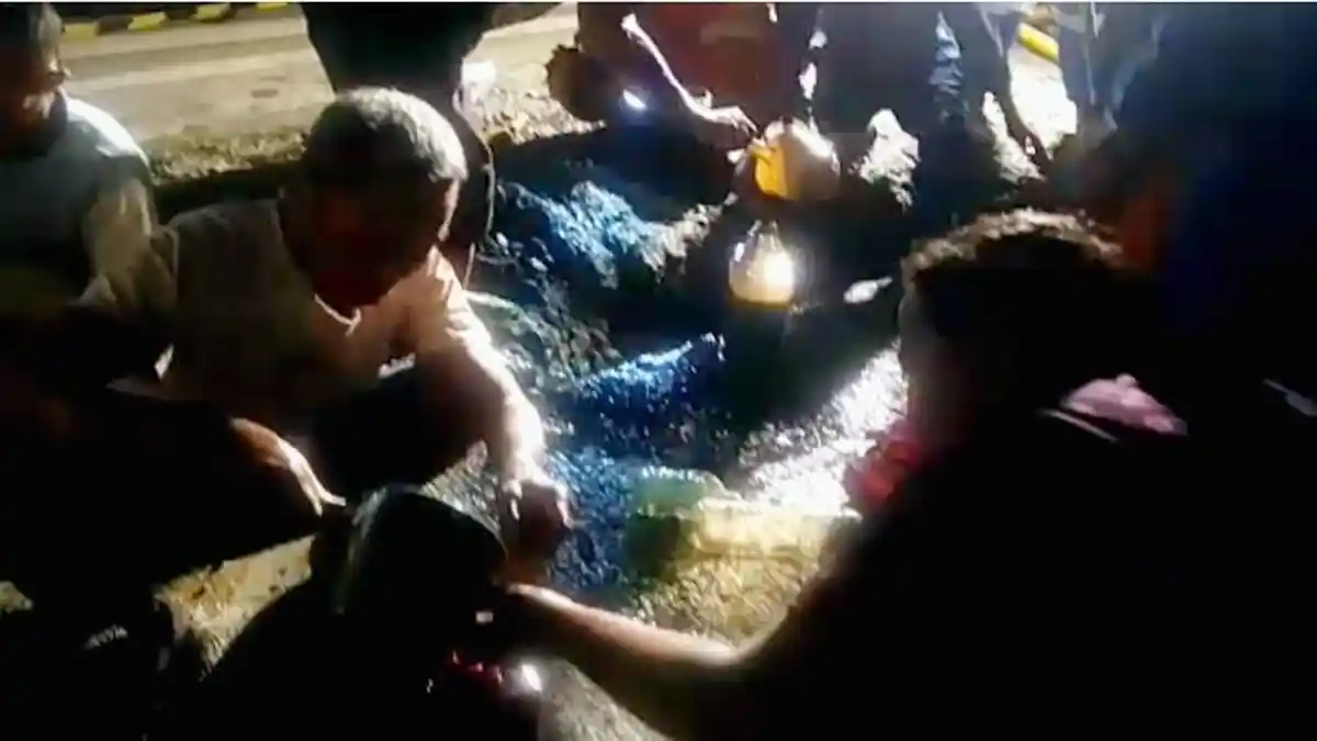 Pipa Pertamina di Blora Bocor, Ratusan Warga Sambong Berebut Minyak Mentah