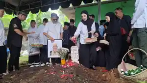 Mona-Ratuliu-taburkan-bunga-di-pusara-ayahnya-Albert-Kurnia.jpg