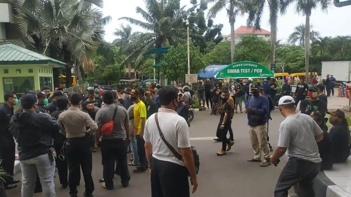 Tidak Terima Keluarga Dirawat di Ruang Covid-19, Puluhan Anggota Ormas Geruduk RSUD Cengkareng