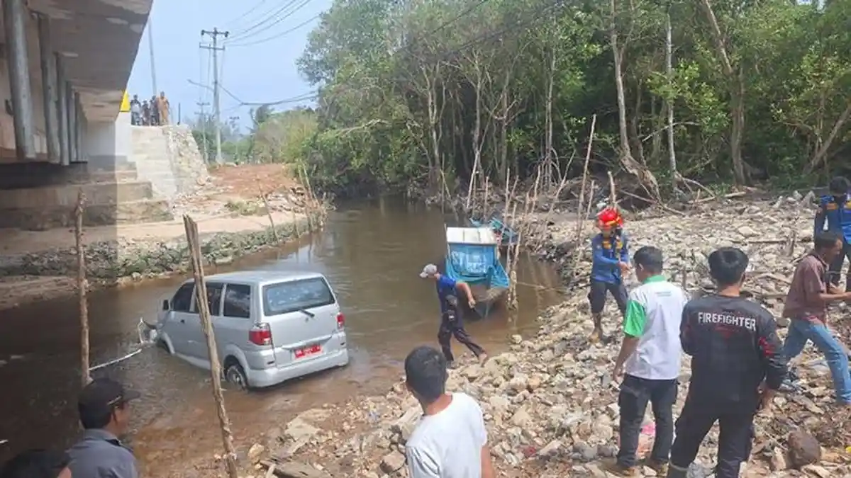Begini Kondisi Pengemudi dalam Mobil Plat Merah yang Terjun dari Jembatan Guntung-Arung Dalam
