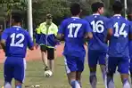 robert-rene-alberts-memimpin-latihan-persib-bandungjpg.jpg