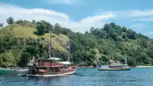 Kapal-Wisata-sedang-berlabuh-di-Labuan-Bajo.jpg